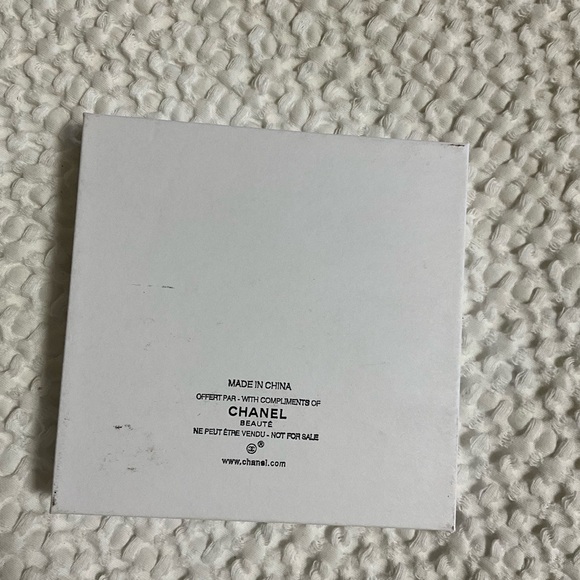 Chanel GWP Gold Compact Mirror - Picture 6 of 6